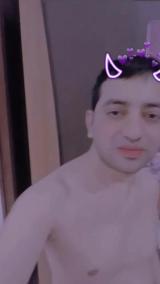 Cute & Nude Crossdresser: Banci femboy seksi telanjang menunjukkan tubuh telanjangnya yang seksi.