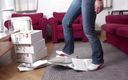 Foot Girls: Pisoteando cajas en la sala de estar