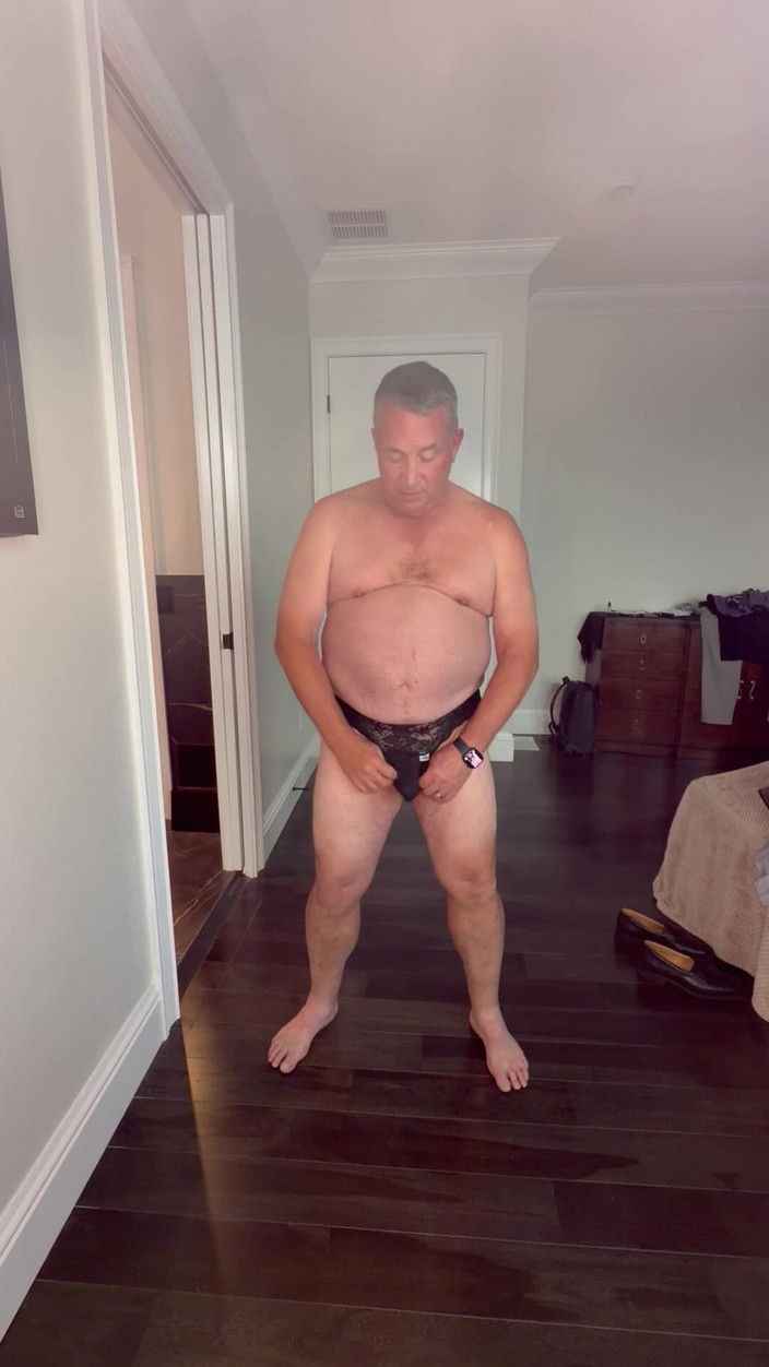 GottaLuvBB: Cha kế trở về nhà trong bộ đồ vest