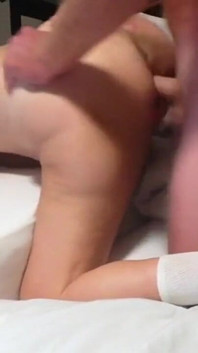 Hot miLF viene scopata forte a pecorina finisce con un bel creampie