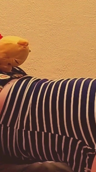 Une MILF excitée laisse son beau-fils l’enculer