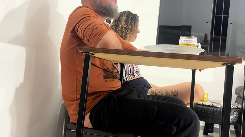 Victor SweetCoupleStories: Yaramaz üvey kız mastürbasyon yapıyor, sakso çekiyor ve hepsini yutuyor.