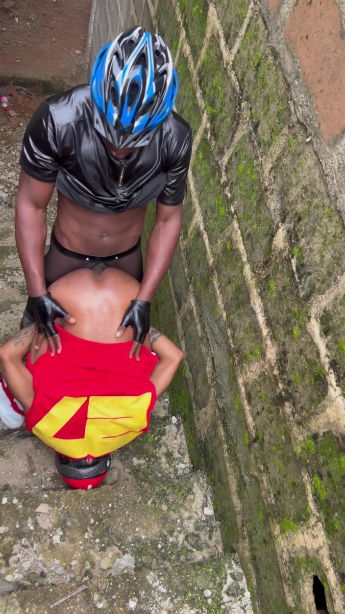 Baddestboyxxx: Faire du vélo avec mon demi-frère s’est mal tourné