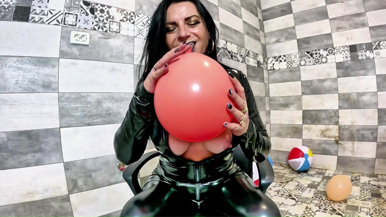 MilfyCalla: Fétiche du ballon d’une MILF dominante en latex. Fumer, boule...
