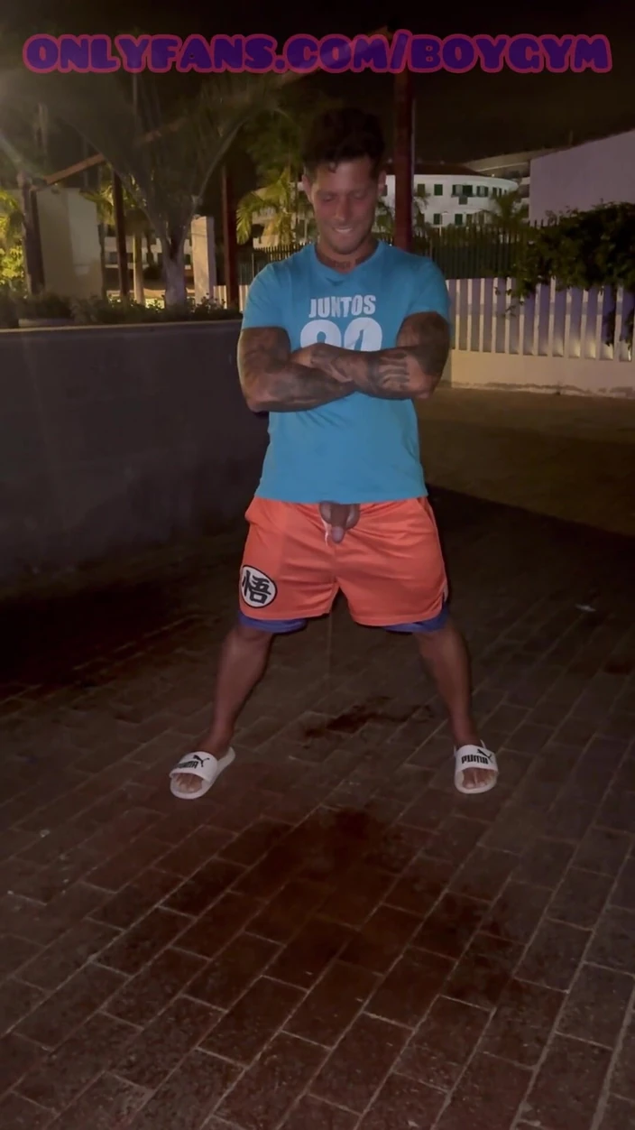 BoyGym: Piss Street Jag hoppas att de inte upptäcker mig