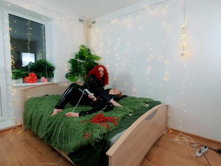 Arya Grander: Video belakang pentas keseronokan fetish lesbian. Pakaian pvc, femdom ringan,...