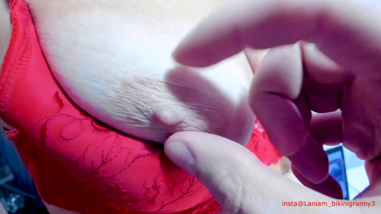 Ladyloveyoung60: Lactancia, milf hace masaje en las tetas para hijastro