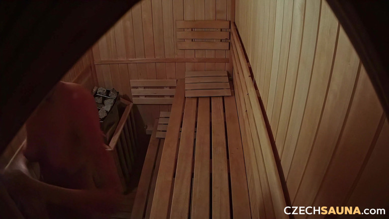 Czech Sauna: Sauna ceca 23: gli amici mostrano di nuovo le loro fighe!