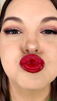 Tester mon rouge à lèvres sur vous - Sydney Screams essaye 8 nuances de rouges à lèvres pour vous embrasser avec des marques de rouge à lèvres sur les tissus