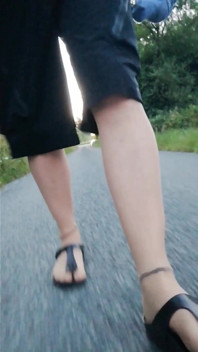 'S Ochtends eropuit met nylon voeten in Birkenstocks