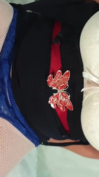 V66 - Transe mit dicken titten im Dessous-Mikrokleid, reitet und kommt.