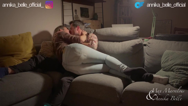 Max and Annika: Ateşli şehvetli kanepede seks + en iyi ön sevişme - gerçek amatör çift öpüşüyor