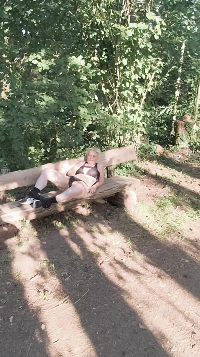Sofy13: Jestem małą dziwką, która uwielbia popisywać się jej tyłkiem