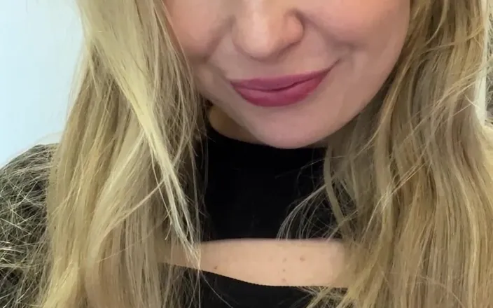 Kelsi69: Selfie Pee and Cum in the Fitting Room