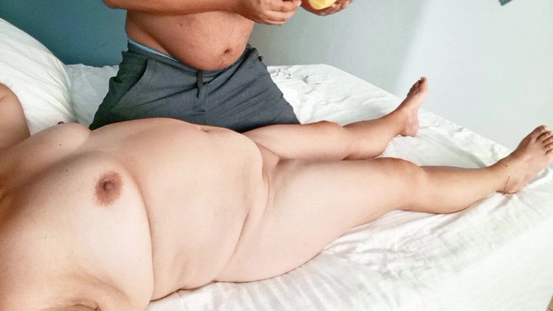 Milfta boohot: Brincando com os peitos de uma madrasta madura de 70 anos
