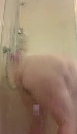 Real homemade BBW BBC porn: YoungEnglishBBW đang tắm