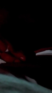 Elle le suce comme une folle avec une autre bite dans le cul