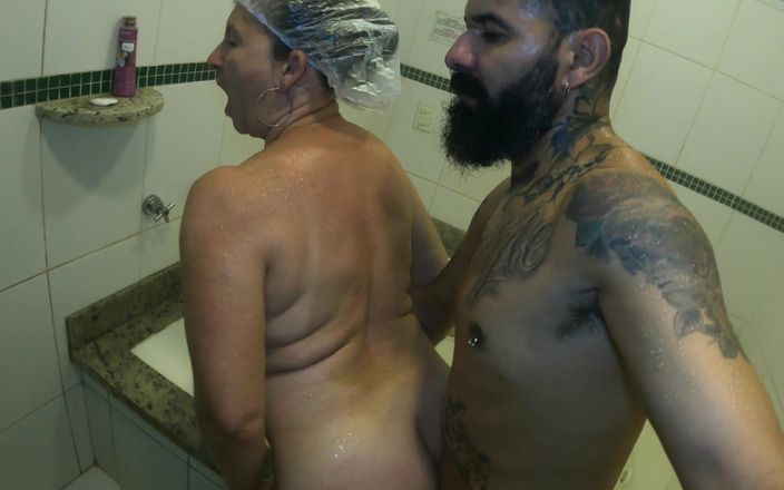 barbanegrazponto1onepov: Duşta orta yaşlı seksi kadının götünü siktim