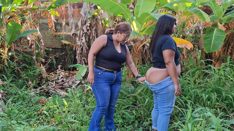 SugarPose: Latina gordinha andando ao ar livre com as calças abaixadas
