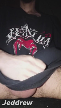 Teen arrapata si masturba il suo grosso cazzo venoso
