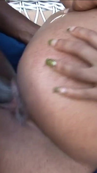 Schwarzes paar hat hemmungslosen sex in ihrem garten - wirklich schmutziger sex