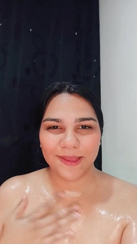 La bruna sensuale ottiene olio su tutto il corpo