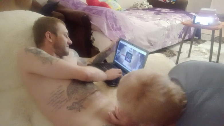 Zona901: I play on the computer I get jerked off and...