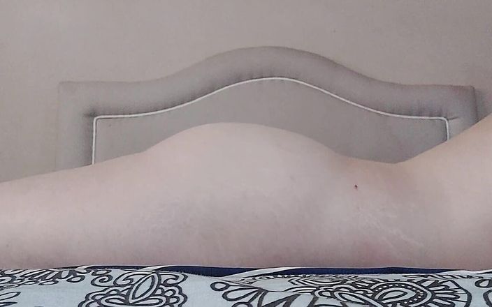Flor_latina: 一个裸体女孩在床上的真实高潮