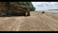 MissPopa: La ragazza ha osato correre nuda in spiaggia e mostrare...