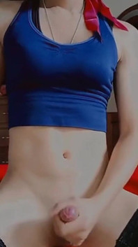 Seksi trans kız mastürbasyon yaparken üvey annesinin kıyafetlerini giyiyor
