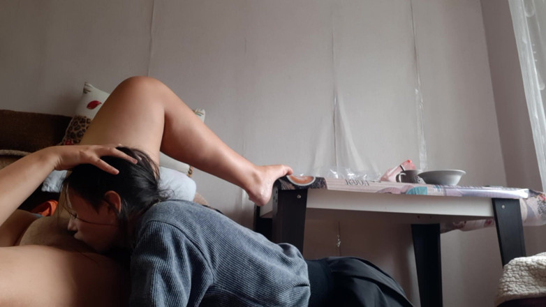 Lesbian-illusion: 내 보지를 빨고 키스하고 핥는 동안 여친에게 머리 마사지를 줘