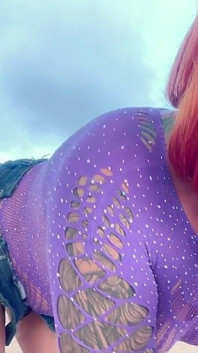 Anitta chce, żeby wszyscy widzieli ją na tarasie, podczas gdy ona go podcina
