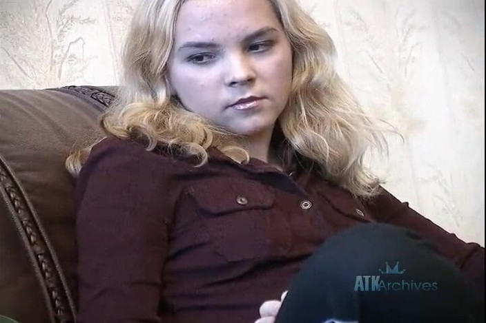 Classic ATK Archives: Sofia má chlupatou kundičku a miluje to sdílet!