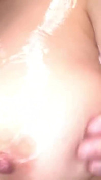 Risqué slick - une jolie fille souriante se fait huiler complètement pour une balade en plein air, chapitre 2