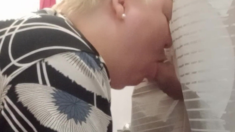 Zona901: Stepmom sucked a dick to a friend thinking that I...