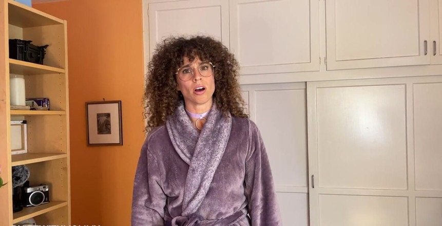 VibeWithMommy: Židovská máma tě přistihne při zírání na její svlékání končí...