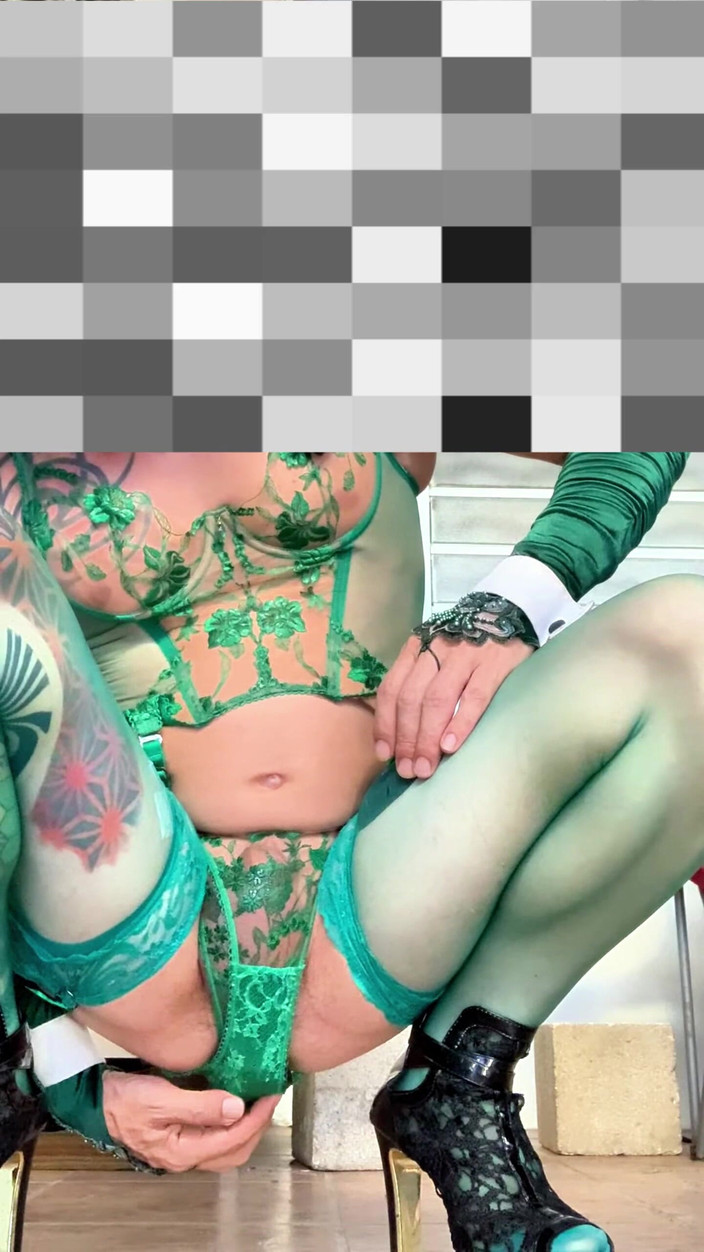 Benito414: प्यारी महिलाबॉय बहुत सेक्सी स्टॉकिंग अधोवस्त्र बाहर अपनी पैंटी दिखा रही है