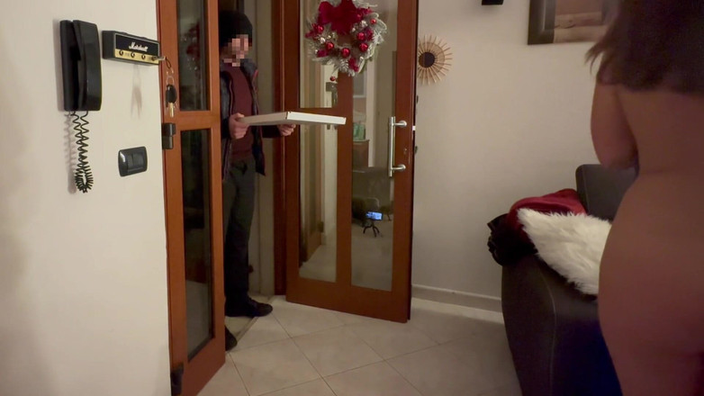 SweetJaneOfficial: Glumă goală cu tipul care livrează pizza