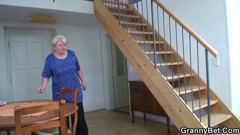 Granny Bet: Sexo salvaje después de comprar