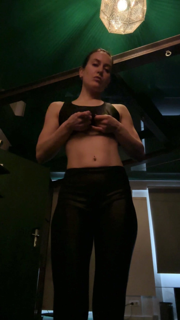 Miss Flora: Sportig Striptease