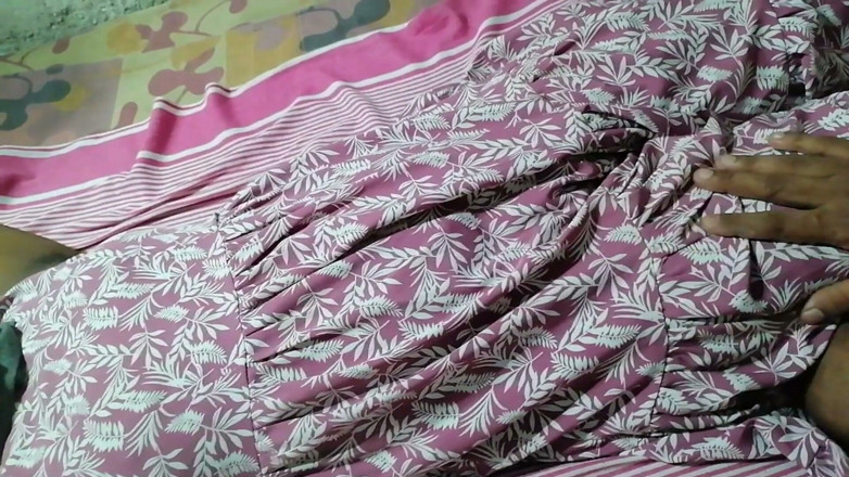 Sweety In Bed: Asijská chlupatá prsa plná nahá sexy tělo indická dívka