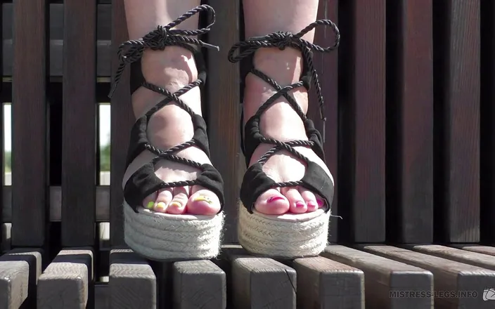 Mistress Legs: Mistress bare feet in the park