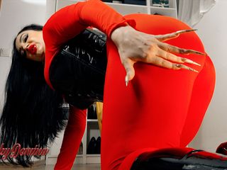 Kinky Domina Christine queen of nails: Adoră-mi curul perfect de matură sexy în roșu