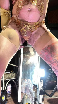 Sissy chịch cu giả trong khi rock hard