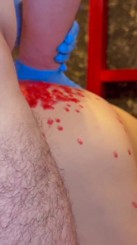 Japanse subvrouw komt meerdere keren klaar terwijl een toverstaf in haar anus wordt gestoken en kaarswas op haar wordt gegoten