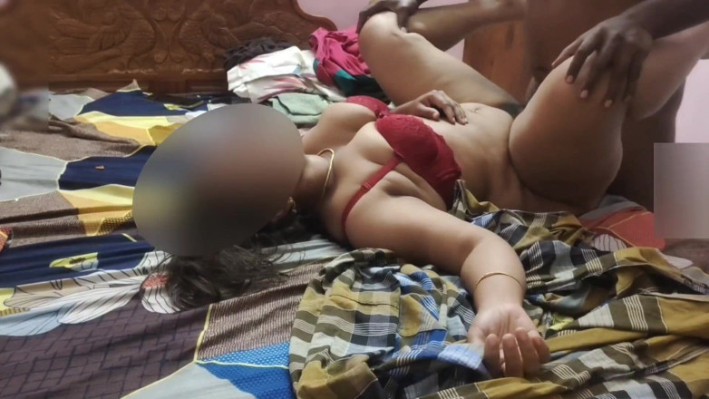 Black & white desicat: Büyük göğüslü Hintli teyze seksi kırmızı bikinili güzel göğüslerini gösteriyor
