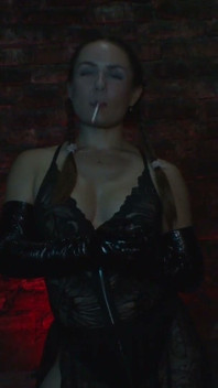 Fumando com luvas longas