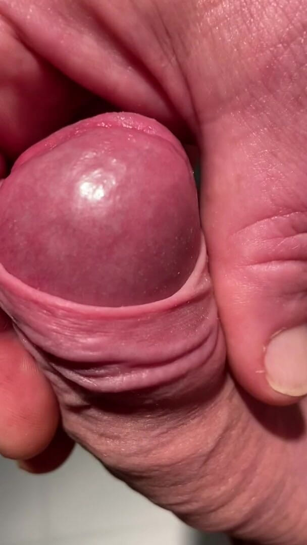 Foreskinguy: Edging sa grosse bite avec son propre prépuce jusqu’à ce...