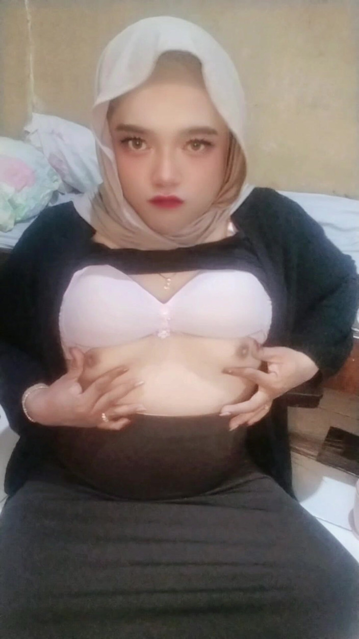 Ivvy Crossdresser: Hijab Crossdresser Ivvy, Playing with Her Butplugg