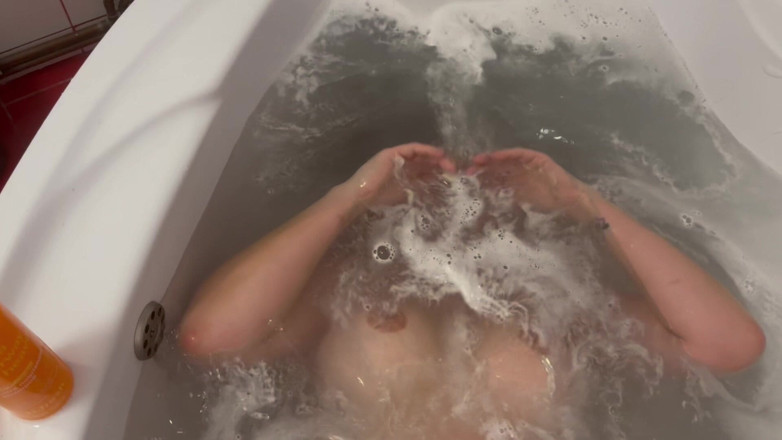 Emeli: Hairwash and Breath Hold Underwater